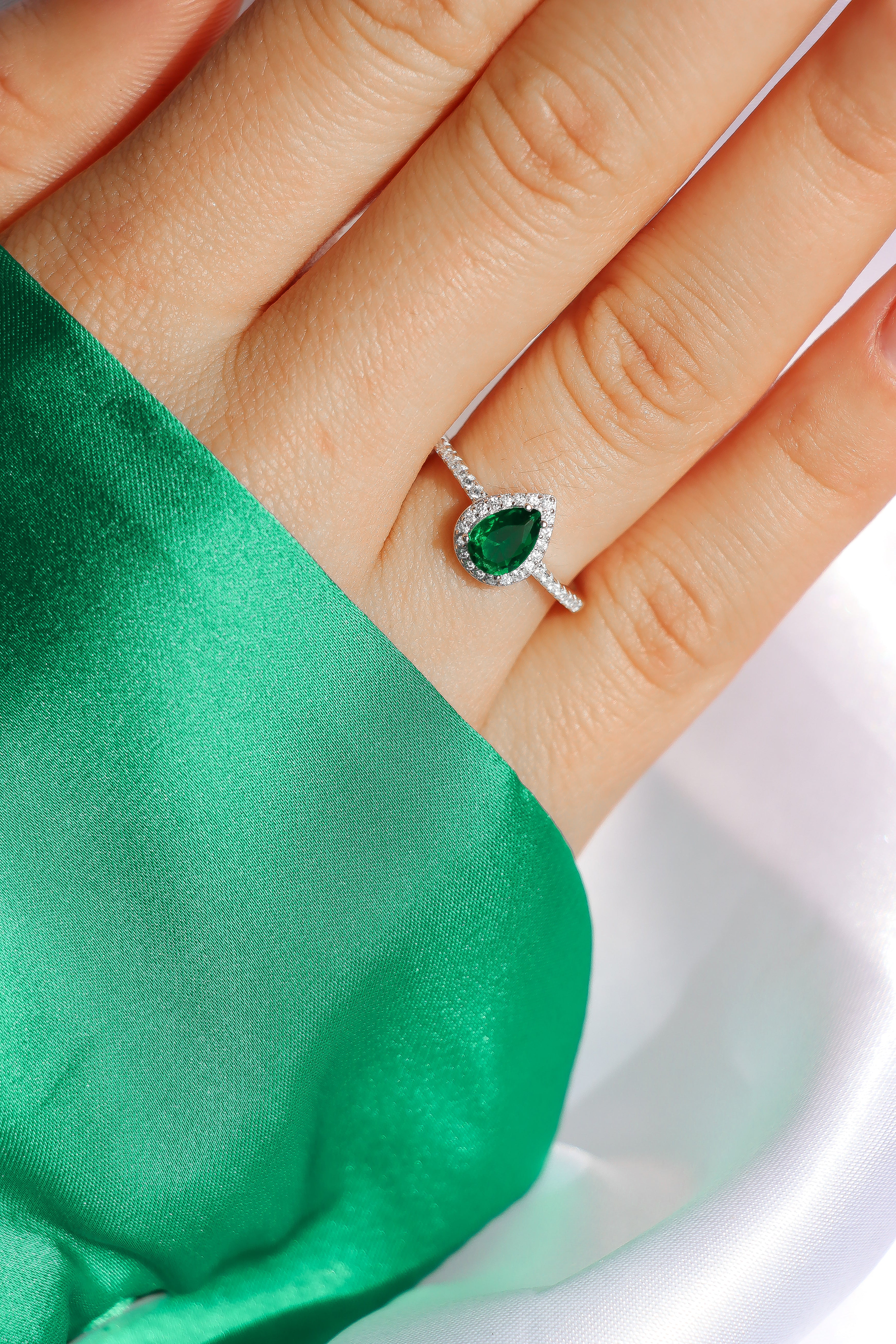 LUXURY EMERALD RING