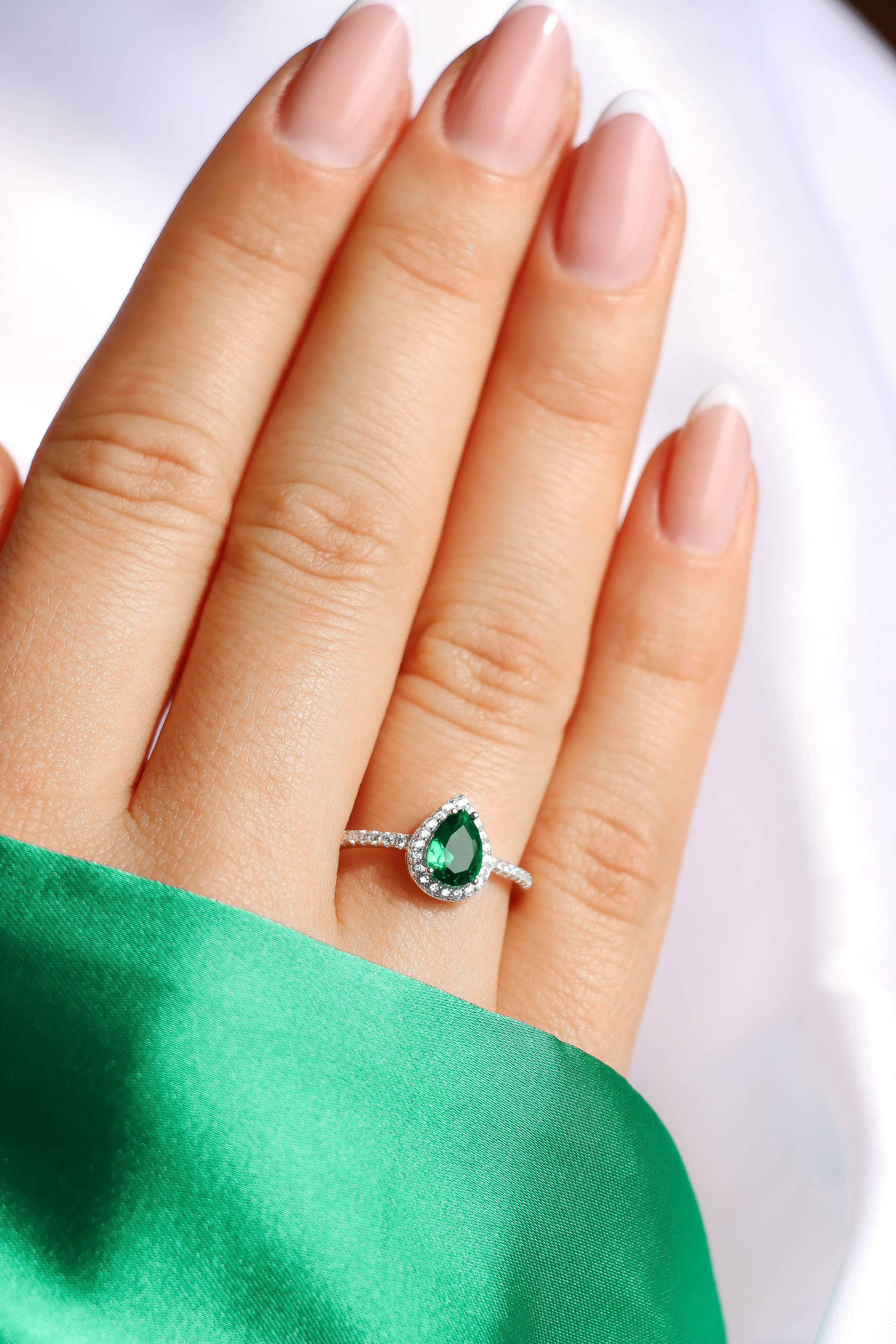 LUXURY EMERALD RING