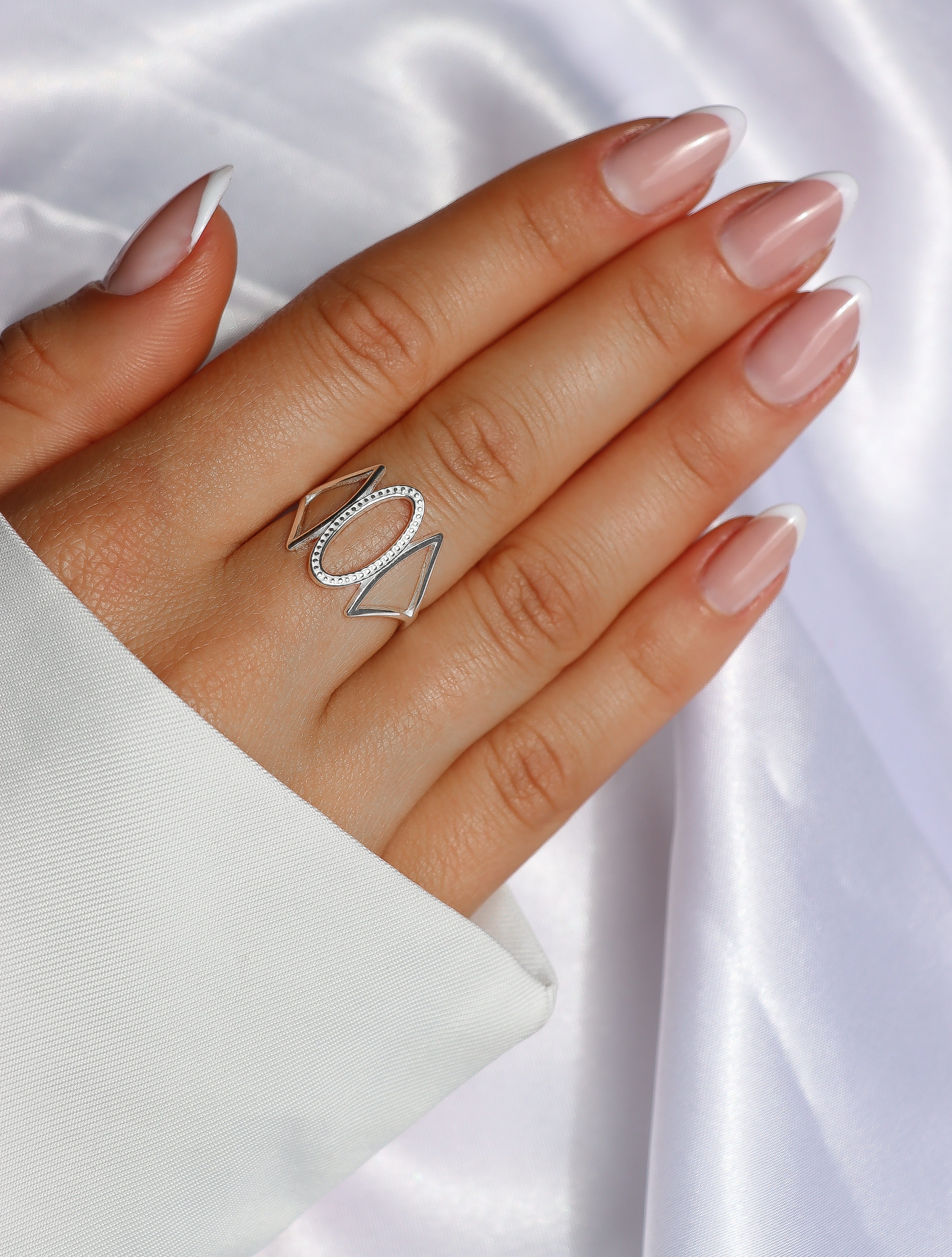 GEOMETRICAL OVAL RING