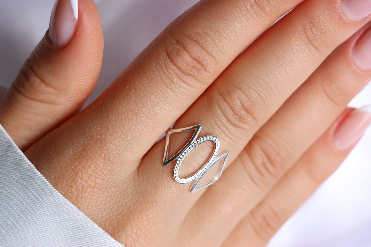 GEOMETRICAL OVAL RING