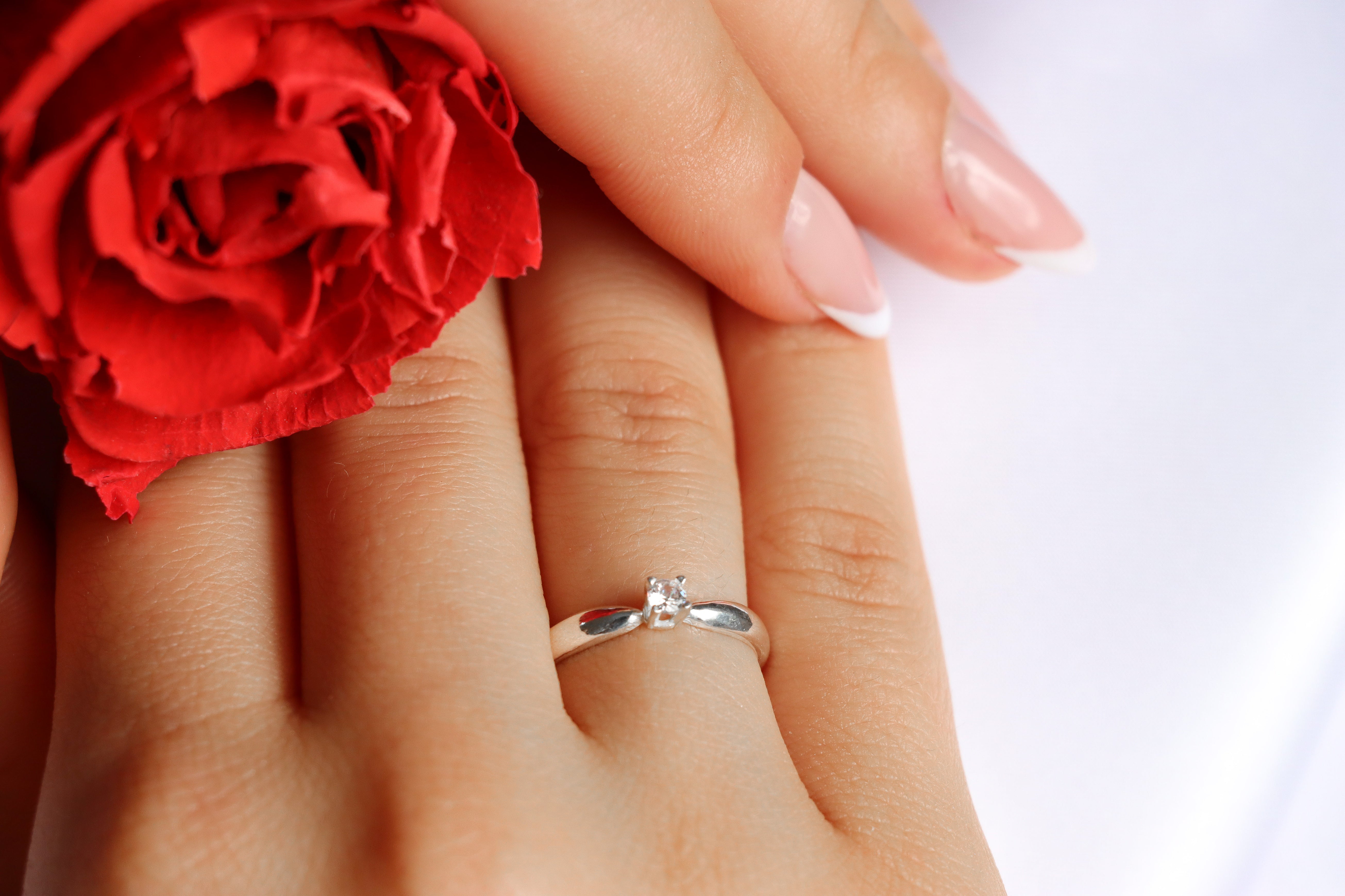 CLASSIC DIAMOND SOLITAIRE RING